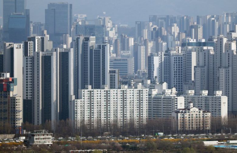 서울 한강 인근에서 바라본 서초구와 강남구 일대 아파트의 모습. 사진=연합뉴스