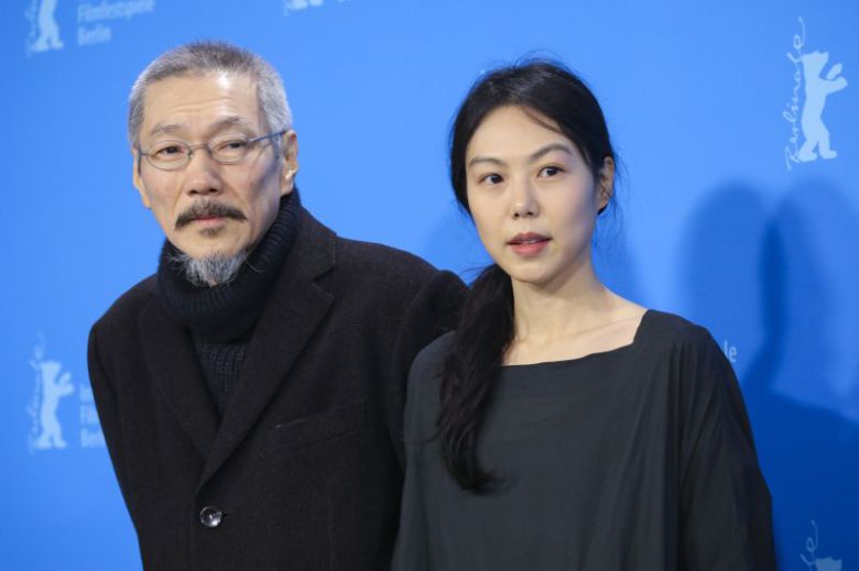 [베를린=AP/뉴시스] 홍상수 감독이 16일(현지시간) 독일 베를린에서 열린 제72회 베를린국제영화제 시상식에서 영화 '소설가의 영화'로 은곰상 심사위원대상을 받고 주연배우인 김민희와 함께 포즈를 취하고 있다. 2022.02.16. /사진=뉴시스