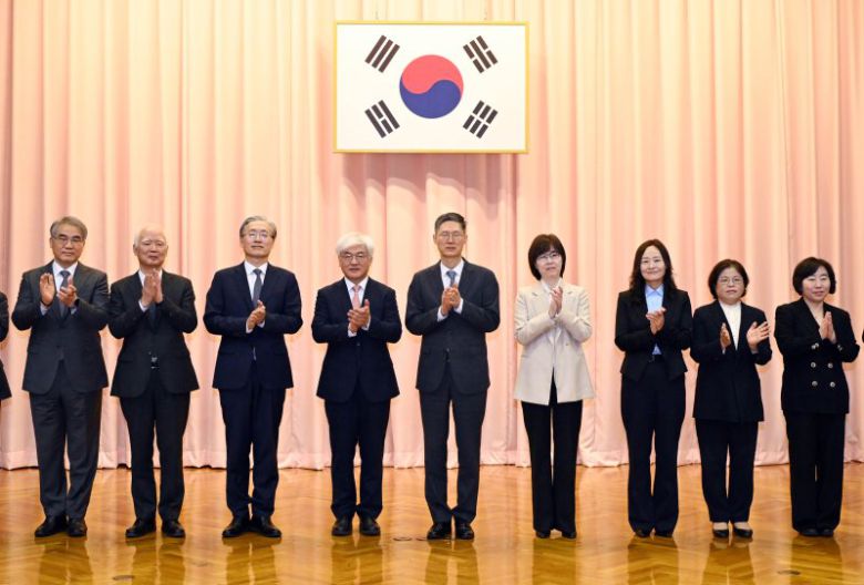 마은혁 헌법재판관(왼쪽 네번째)이 9일 서울 종로구 헌법재판소에서 열린 취임식을 마친 뒤 재판관들과 기념촬영을 하고 있다. 사진공동취재단