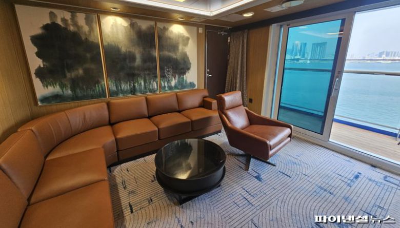 선내 가장 높은 등급의 객실인 프레지덴셜 스위트 거실 모습. 사진=변옥환 기자