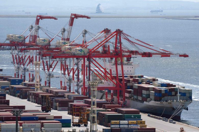 9일 일본 도쿄항의 국제 화물 터미널에서 촬영된 컨테이너선.AFP연합뉴스