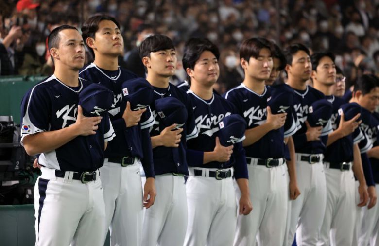 월드 베이스볼 클래식(WBC) 2023 B조 대한민국과 중국의 경기, 대표팀 선수들이 애국가를 부르고 있다.뉴시스