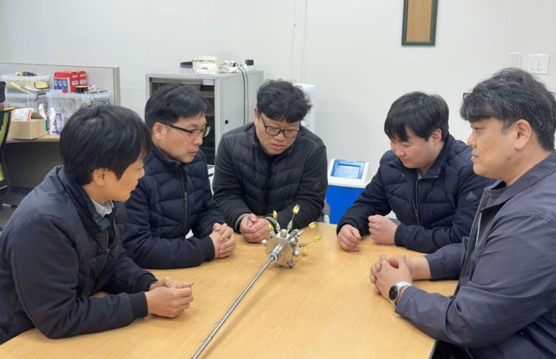 한국기계연구원 부산기계기술연구센터 김대환 책임연구원(왼쪽 첫번째)이 수소 충전 실증시험 장비 내부 수위계측기에 대해 설명하고 있다. 한국기계연구원 제공