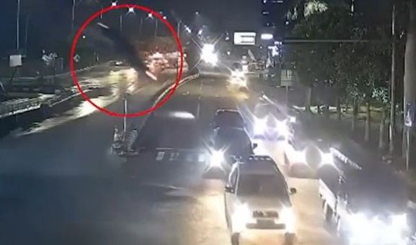 인도네시아에서 구글 지도를 따라 이동하던 차량이 끊어진 고가도로 밖으로 추락하는 모습. /사진=더선 캡처