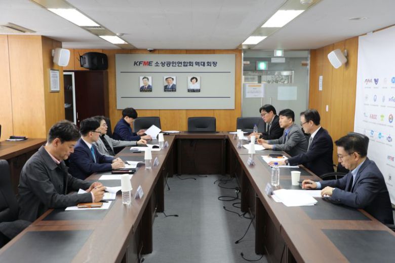 소상공인연합회 관계자드이 11일 서울 여의도 소상공인연합회 대회의실에서 '차기 정부 소상공인 대선 공약 정책과제'에 대해 논의했다. 소상공인연합회 제공