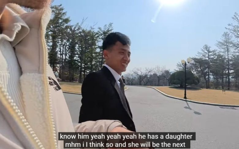 영국인 유튜버 해리 재거드(Harry Jaggard)가 지난 9일 올린 영상에서 북한인 가이드에게 김정은의 딸 주애에 대해 질문하는 장면. 유튜브 영상 갈무리/ 뉴스1