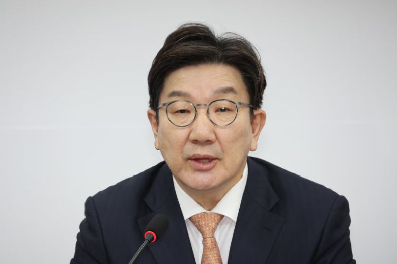 국민의힘 권성동 원내대표가 10일 서울 여의도 국회에서 열린 비상대책위원회의에서 발언하고 있다. 연합뉴스