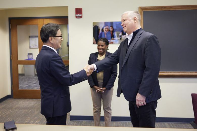더불어민주당 대선 경선후보로 나선 김동연 경기도지사가 10일(현지시간) 미시간대학교에서 도널드 트럼프 1기 정부 핵심인사였던 스티븐 비건 전 국무부 부장관을 만났다. 사진=경기도