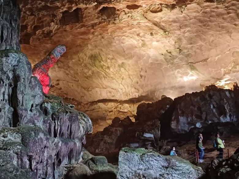 승솟 동굴의 내부 모습.