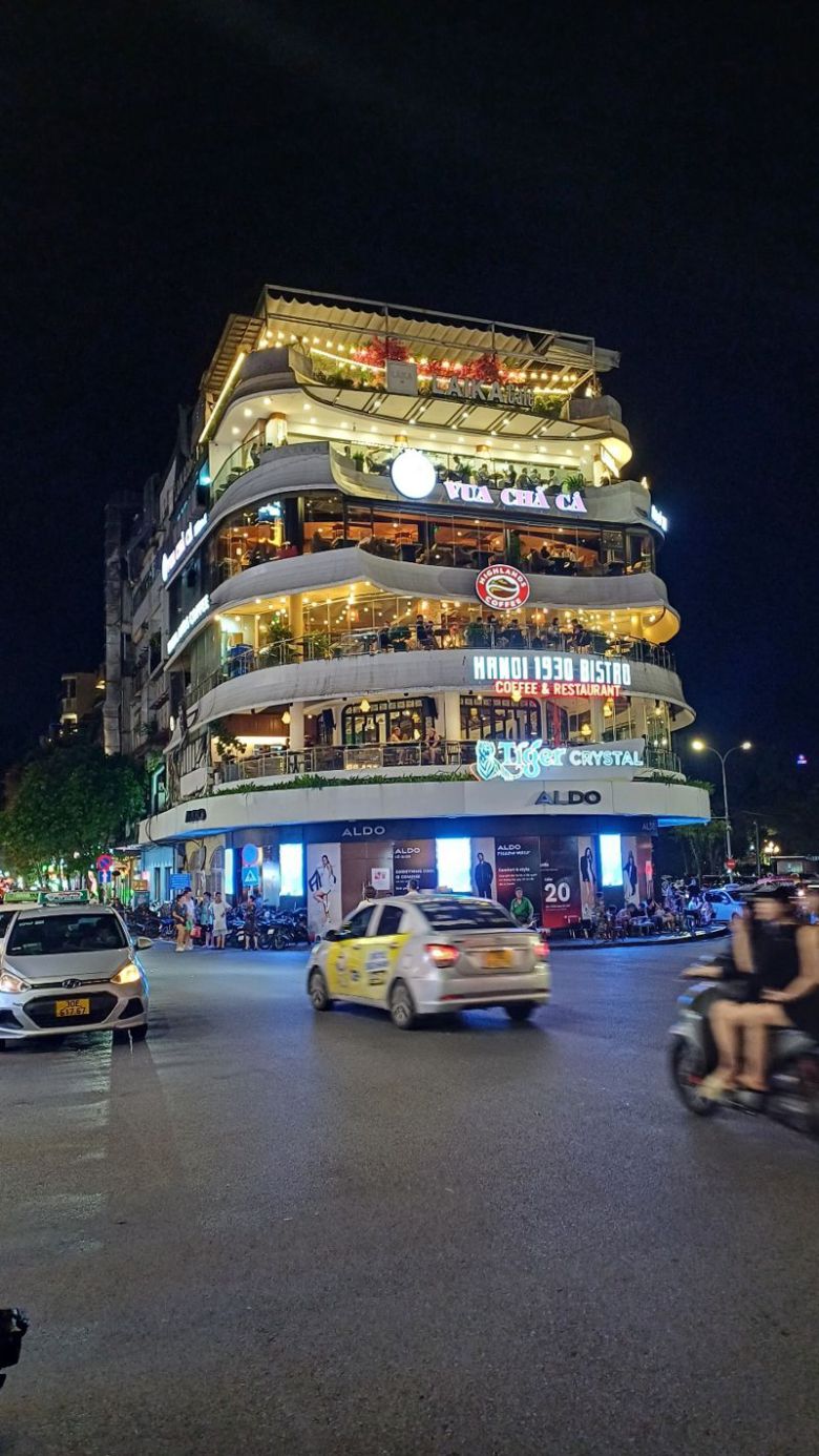 하노이 시내 중심부에 있는 카페 건물. 사진=이환주 기자