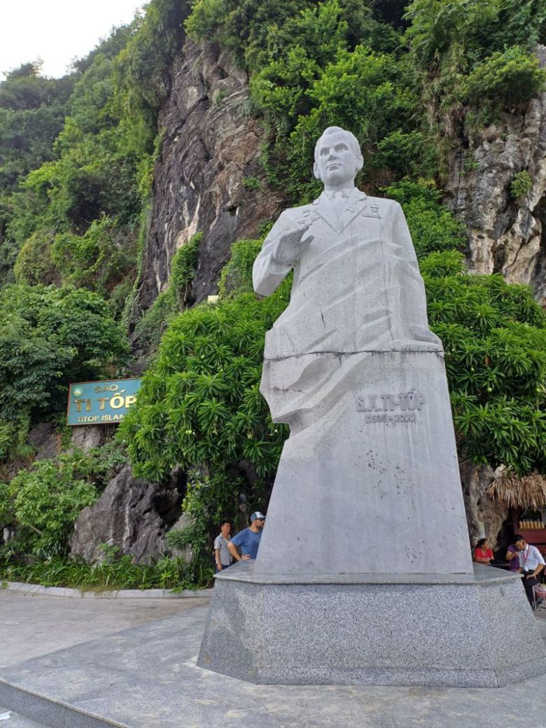 티톱 섬에서 볼 수 있는 게르만 티토프의 동상. 사진=이환주 기자