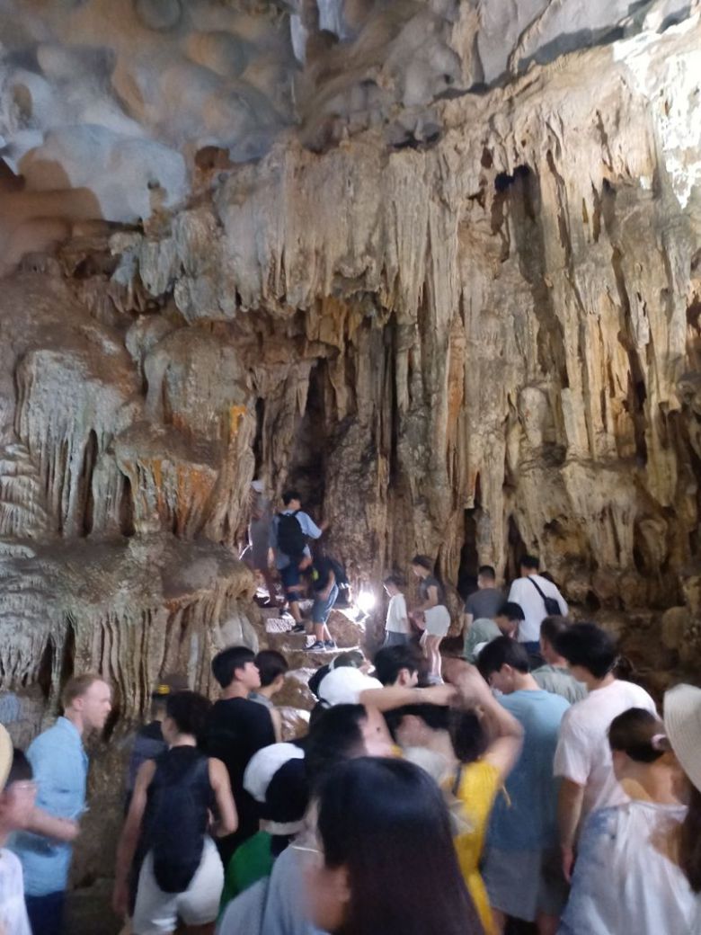 하롱 베이 대표 관광 명소인 승솟 동굴 내부 모습. 사진=이환주 기자