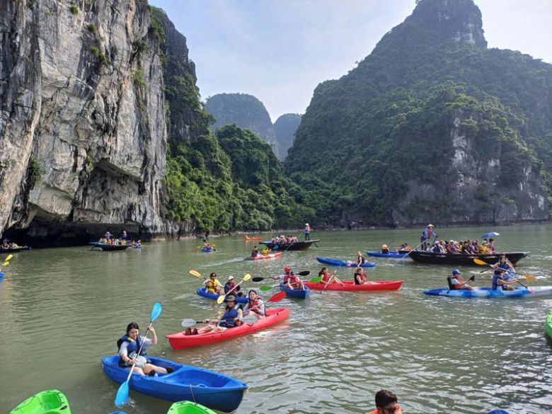 카야킹을 즐기는 관광객들.
