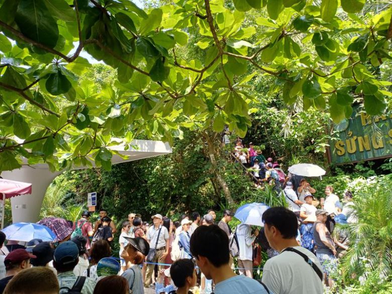 승솟 동굴 입구로 들어가는 계단에 관광객들이 줄을 서서 기다리고 있다. 사진=이환주 기자