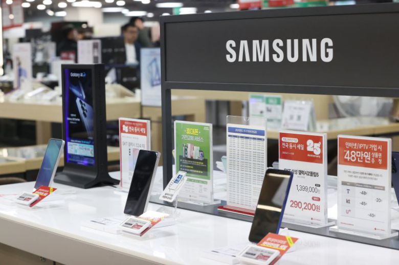 13일 서울의 한 전자제품 매장에 진열된 삼성전자 스마트폰 연합뉴스