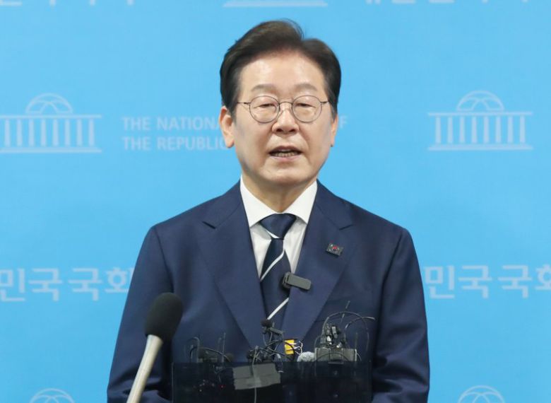 제21대 대통령선거에 출마를 선언한 이재명 더불어민주당 전 대표가 11일 오전 서울 여의도 국회 소통관에서 비전 및 캠프 인선을 발표를 마친 후 취재진 질문에 답변하고 있다. (공동취재) 2025.4.11/뉴스1 ⓒ News1 이재명 기자 /사진=뉴스1