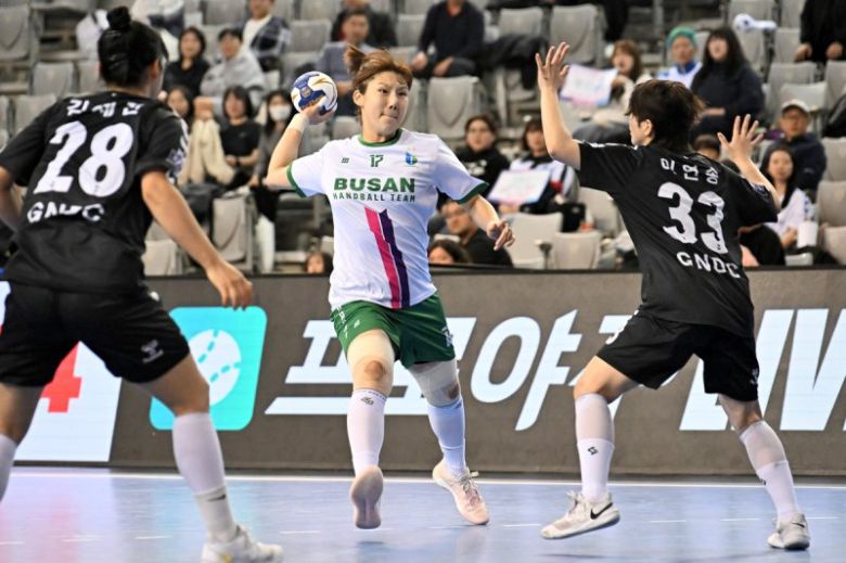 부산시설공단 김진이가 지난 12일 H리그 여자부 3라운드 경남개발공사와 경기에서 슛을 던지고 있다. 한국핸드볼연맹 제공