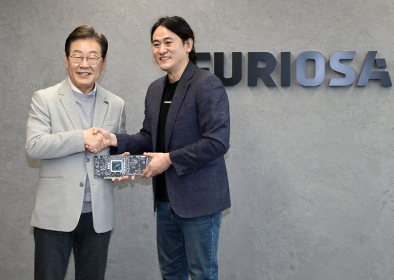 더불어민주당 이재명 대선 예비후보가 14일 서울 강남구 퓨리오사AI에서 백준호 퓨리오사AI 대표와 악수하고 있다. 사진=연합뉴스