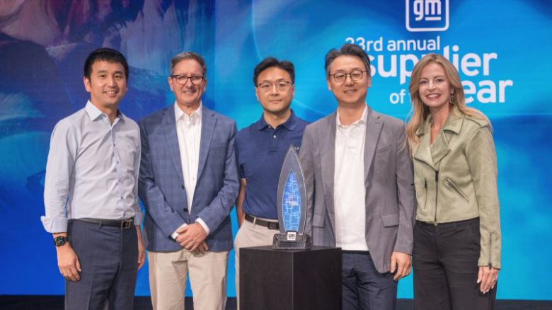 은석현 LG전자 VS사업본부장(부사장·오른쪽 두번째) 등 LG전자 임직원들이 최근 미국 제너럴모터스(GM)으로부터 '최우수 크리에이티비티 팀'으로 선정돼 GM 관계자와 기념촬영을 하고 있다. LG전자 제공