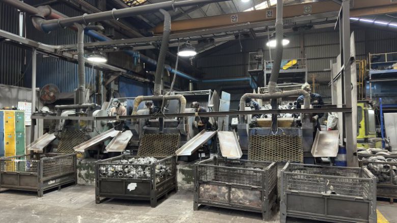 지난 12일 인천서부산업단지 내 주물공장에서는 작업자들이 주물 제품을 분류하고 있다. 지난해 10월 산업용 전기료(갑) 인상으로 비용이 상승하면서 경부하 요금을 적용받기 위해 월요일과 토요일 대체 근무를 실시하고 있다. 사진=신지민 기자