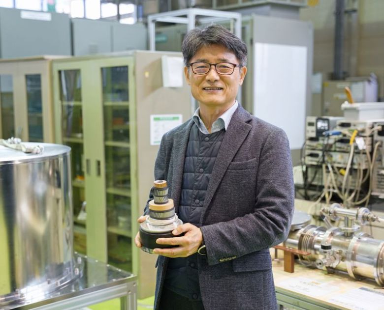 ISIS 차기 의장으로 선출된 KERI 조전욱 박사가 초전도 케이블에 대해 설명하고 있다. 한국전기연구원 제공