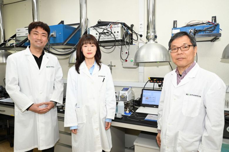 친환경 은(Ag) 도금 기술을 세계 최초로 개발한 한국재료연구원(KIMS) 에너지·환경재료연구본부 이주열, 김세일 박사 연구팀의 김세일 선임연구원과 이수진 학생연구원, 이주열 책임연구원(왼쪽부터). 재료연구원 제공