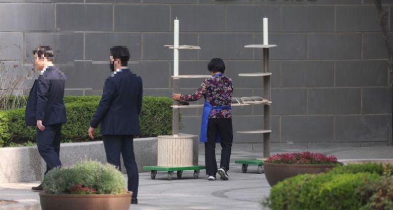 윤석열 전 대통령이 서울 한남동 관저를 떠나 서초동 집으로 거처를 옮기는 것으로 알려진 지난 11일 서초구 사저 아크로비스타에서 관계자가 캣타워를 옮기고 있다. 연합뉴스