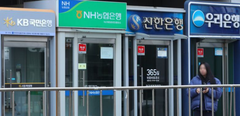 30일 서울 시내 시중은행 ATM기 앞으로 시민들이 지나가고 있다. 뉴시스
