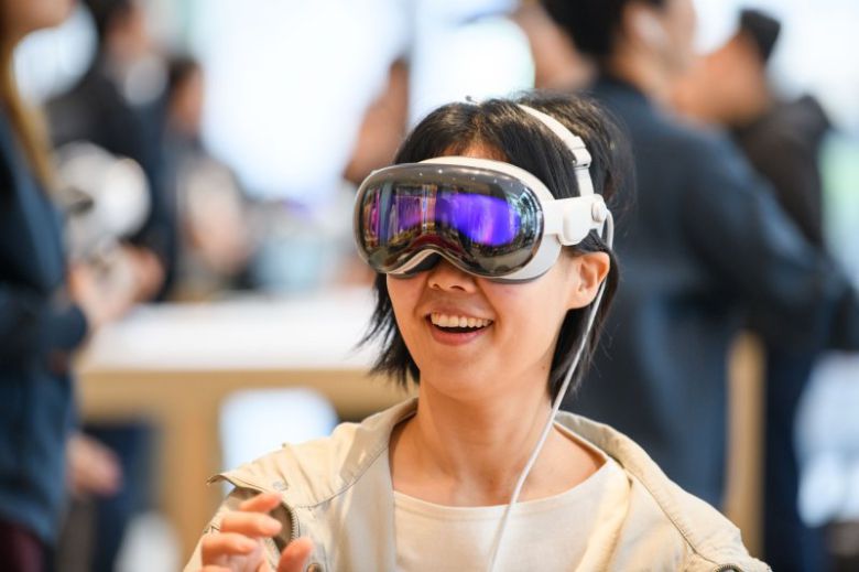 애플은 15일 비전 프로를 국내에서 공식 출시했다. 사진은 애플스토어 매장에서 비전 프로 데모를 체험하는 고객의 모습. (사진=애플 제공) *재판매 및 DB 금지 /사진=뉴시스