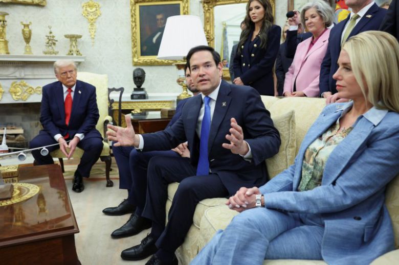 미국의 마코 루비오 국무장관(왼쪽 세번째)이 14일(현지시간) 미국 워싱턴DC 백악관에서 도널드 트럼프 미국 대통령(왼쪽 첫번째)이 지켜보는 가운데 발언하고 있다.로이터연합뉴스