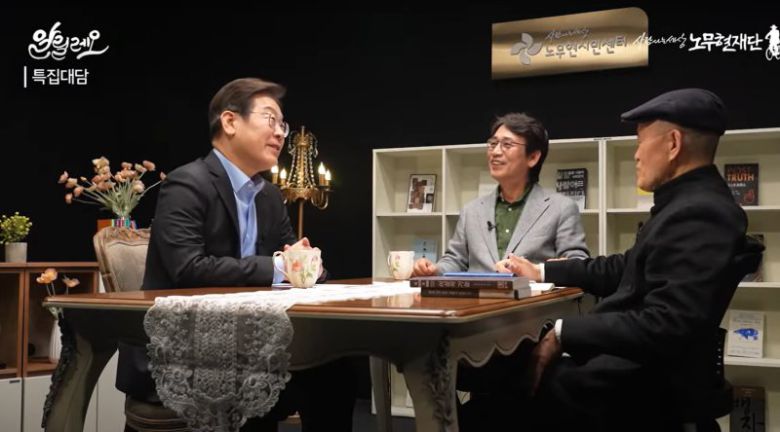 李, 유시민·도울과 새정부 과제 대담 더불어민주당 대선 경선주자인 이재명 전 대표(왼쪽)가 유시민 작가(가운데), 도올 김용옥 선생과 새 정부의 과제 등을 주제로 대담한 영상이 15일 '사람사는 세상 노무현 재단' 유튜브 채널을 통해 공개됐다. 연합뉴스