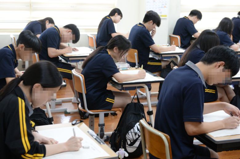 [울산=뉴시스] 배병수 기자 = 2025학년도 대학수학능력시험(수능) 대비 9월 모의평가 날인 지난해 9월4일 오전 울산 남구 삼산고등학교에서 3학년 학생들이 모의고사를 치르고 있다. 2024.09.04.bbs@newsis.com. /사진=뉴시스