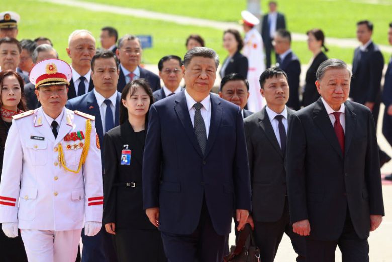 시진핑 중국 국가주석(가운데)이 15일 오전 또 럼 베트남 공산당 서기장(오른쪽)과 함께 하노이에 위치한 호치민 주석 묘소에 참배를 하러 가고 있다. 연합외신                                    시진핑 중국 국가주석이 15일 베트남 하노이 소재 호치민 주석 묘소 앞에서 헌화하고 있다. 연합외신