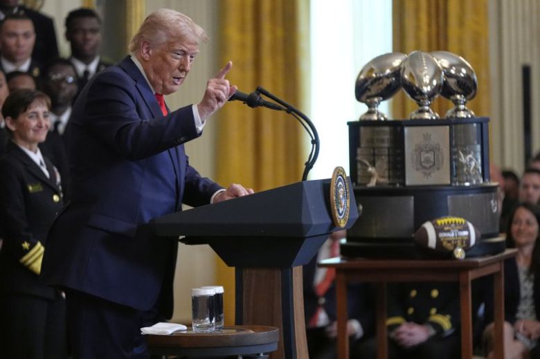 뉴욕 증시가 도널드 트럼프(가운데) 미국 대통령의 오락가락하는 관세정책에 대한 불안감 속에 15일(현지시간) 거래일 기준으로 사흘 만에 하락세로 방향을 틀었다. 이날 M7 빅테크 가운데 테슬라와 엔비디아만 상승했다. AP 뉴시스