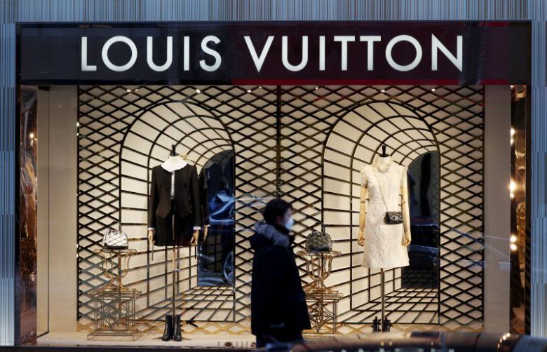 세계 최대 명품 재벌 모에헤네시 루이뷔통(LVMH)이 15일(현지시간) 저조한 분기실적 충격으로 주가가 7.8% 폭락하면서 명품 업체 시가총액 1위 자리를 에르메스에 내줬다. 사진은 서울 시내의 한 백화점 루이뷔통 매장 모습. 뉴시스