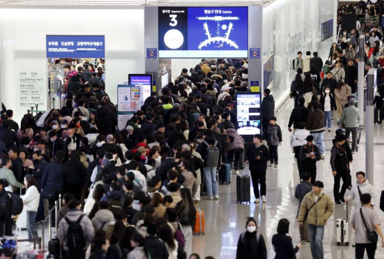 지난 1월 설 명절을 이용해 해외여행을 떠나는 여행객들이 인천국제공항 제1터미널에서 탑승 수속을 위해 긴 줄을 서고 있다. 뉴시스                                    인천국제공항공사 제공