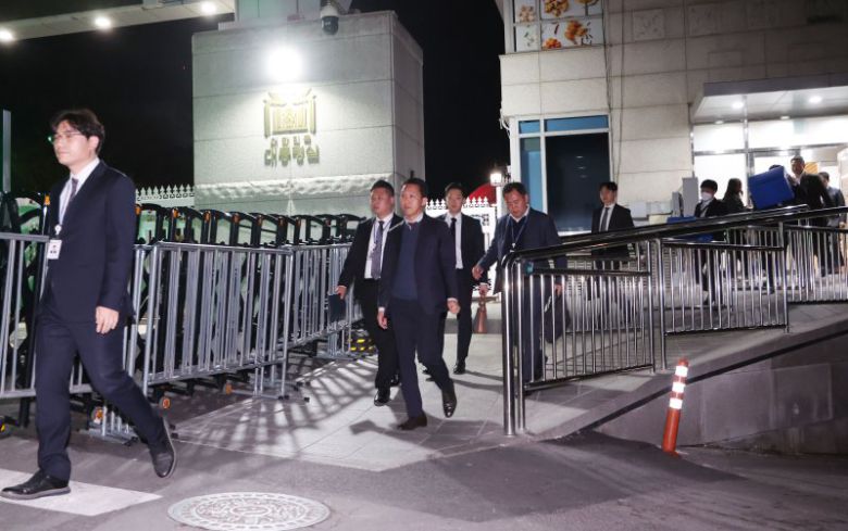 경찰 비상계엄 특별수사단이 16일 서울 용산 대통령실 청사에서 압수수색을 시도를 마친 뒤 철수하며 포렌식 장비와 압수물품 박스를 차량으로 옮기고 있다. /사진=뉴시스