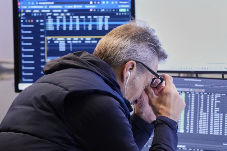 미국 뉴욕의 뉴욕증권거래소(NYSE)에서 16일(현지시간) 한 트레이더가 안경을 벗고 눈 주의를 압박하고 있다. 이날 엔비디아와 AMD의 대중 반도체 수출 길이 더 막혔다는 소식으로 기술주, 특히 반도체 종목들이 폭락하며 뉴욕 증시 3대 지수가 모두 큰 폭으로 하락했다. AP 뉴시스