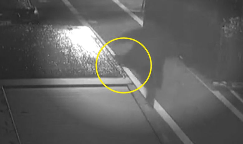 16일 오전 2시께 한 남성이 서울 강남구 논현동의 한 길거리에 주차된 테슬라 전기 픽업트럭인 '사이버트럭'을 발로 차 파손시키고 있다./사진=JTBC '사건반장' 캡처