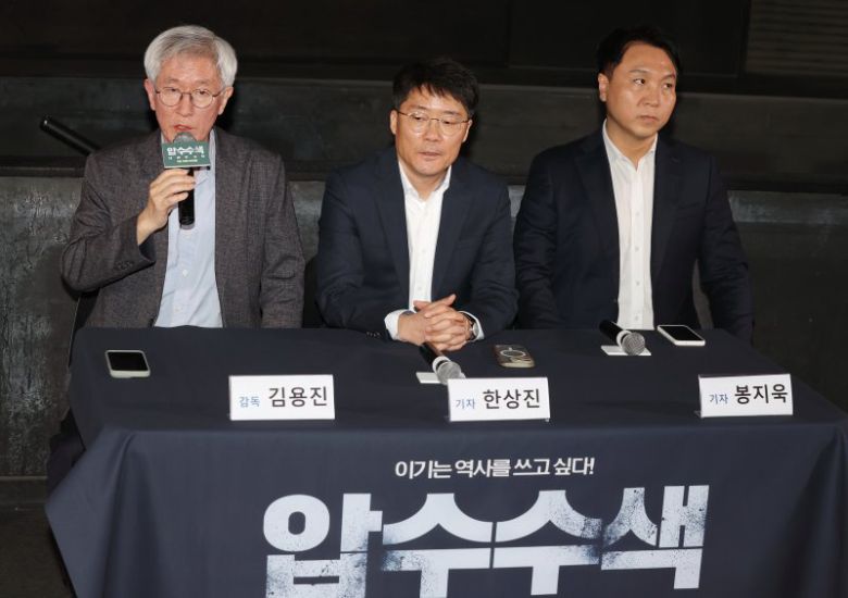 14일 서울 성동구 CGV 왕십리점에서 열린 다큐 영화 '압수수색: 내란의 시작' 시사 간담회에서 연출을 맡은 김용진 뉴스타파 대표가 인사말을 하고 있다. 김 감독 오른쪽으로는 뉴스타파 한상진 기자와 봉지욱 기자. 연합뉴스