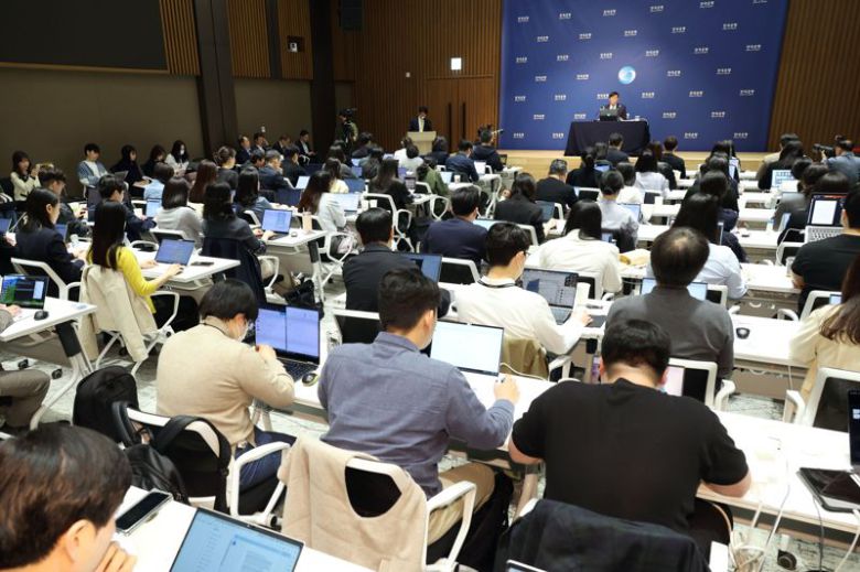 이창용 한국은행 총재가 17일 서울 중구 한국은행 본관에서 열린 금융통화위원회 본회의를 마친 후 통화정책방향 기자 간담회를 열고 취재진의 질문에 답하고 있다. 사진=서동일 기자