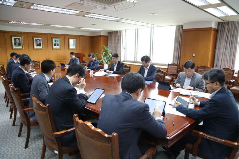 이복현 금융감독원장(뒷줄 왼쪽 3번째)이 17일 한국은행의 기준금리 동결 결정 직후 서울 영등포구 여의도 본원에서 금융상황 점검회의를 주재하고 있다. 금융감독원 제공