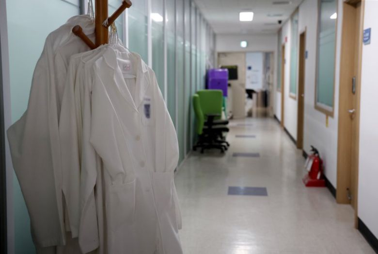 서울 시내의 한 의과대학에 의료진의 가운이 걸려 있다. 뉴시스