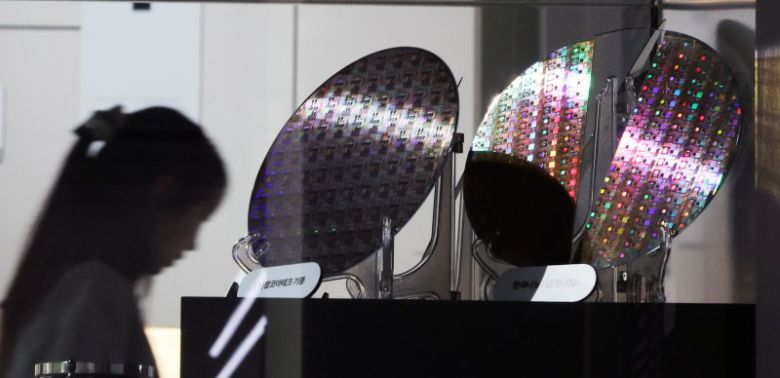 15일 경기 과천시 과천국립과학관 미래상상,SF관에서 관람객들이 반도체 관련 전시품을 살펴보고 있다. 사진=뉴스1