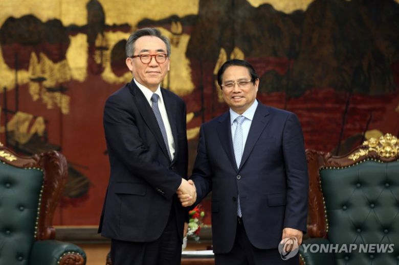 베트남 하노이를 방문한 조태열 외교부 장관(왼쪽)이 지난 16일(현지시간) 팜 민 찐 베트남 총리와 만나 악수하고 있다. 연합뉴스