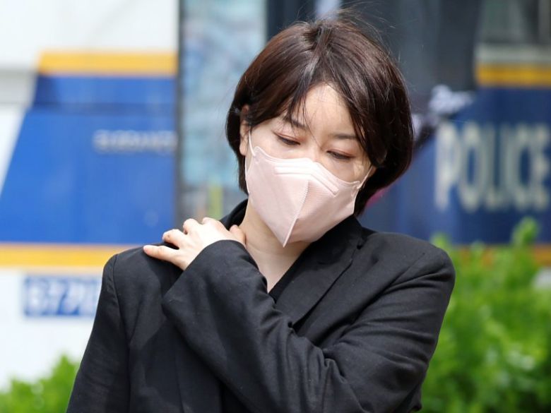 음주운전 및 불법 숙박업 운영 혐의를 받는 문재인 전 대통령 딸 문다혜 씨가 17일 오전 서울 마포구 서울서부지방법원에서 열린 1심 선고기일에 출석하고 있다. 뉴스1