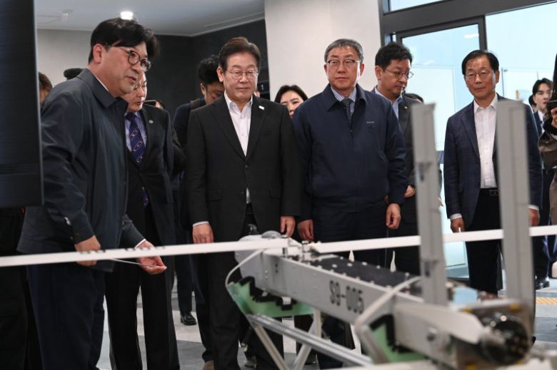 대전서… 더불어민주당 이재명 후보(왼쪽 두번째)가 17일 대전 유성구 국방과학연구소에서 개발 중인 무기체계를 둘러보고 있다. 국회사진기자단                                      고양서… 더불어민주당 김경수 후보(왼쪽)가 17일 경기 고양시에서 카트린 자메 스웨덴 말뫼 시장과 악수하고 있다. 연합뉴스                                      청주서… 더불어민주당 김동연 후보가 17일 당 경선 첫 순회경선지인 충북 청주지역을 방문해 상당공원 내 4·19학생혁명 기념탑에 참배하고 있다. 연합뉴스