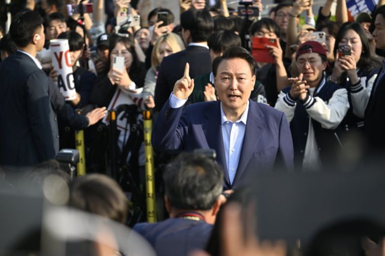 윤석열 전 대통령이 지난 11일 오후 서울 용산구 대통령관저에서 나와 지지자들에게 인사하고 있다. (공동취재) /사진=뉴스1화상