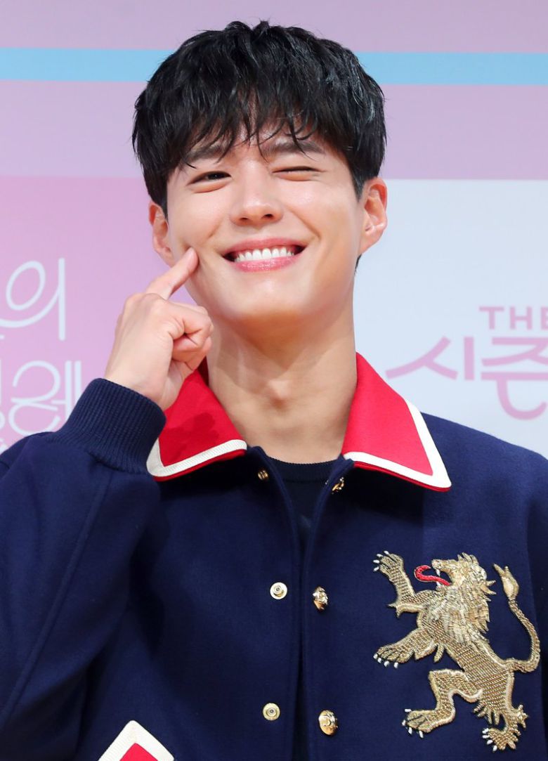 배우 박보검이 지난 11일 '더 시즌즈 - 박보검의 칸타빌레' 제작발표회에서 포즈를 취하고 있다. 사진=뉴시스                                    서울 종로구 홍파동 경희궁자이 전경. 카카오맵 로드뷰 갈무리