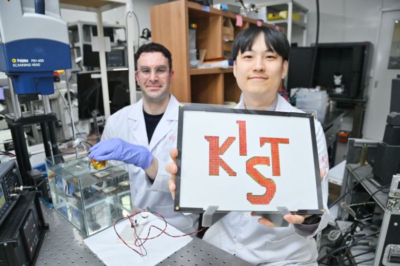 KIST 허성훈 박사 연구팀이 무선 전력 전송을 통해 KIST 로고가 새겨진 LED를 밝히고 있는 모습. KIST 제공
